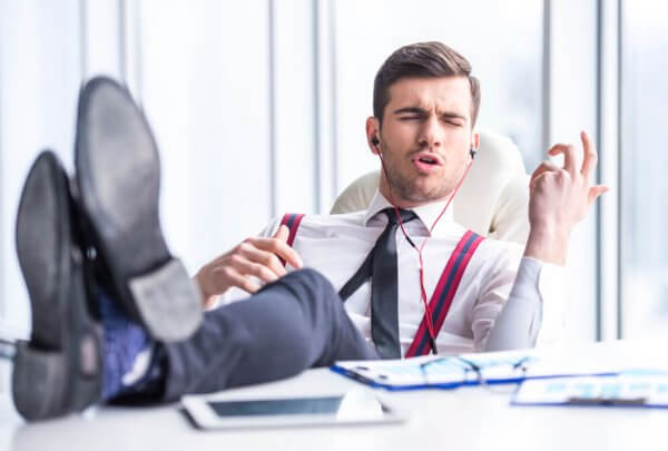 Mann, der bei der Arbeit Musik hört