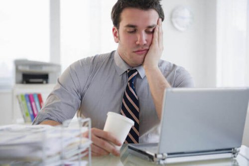 Mann erschöpft auf der Arbeit