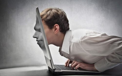 Ein Mann wird in den Bildschirm seines Laptops hineingezogen.