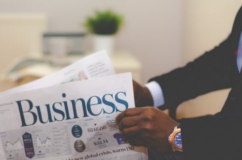 Mann liest eine Businesszeitung