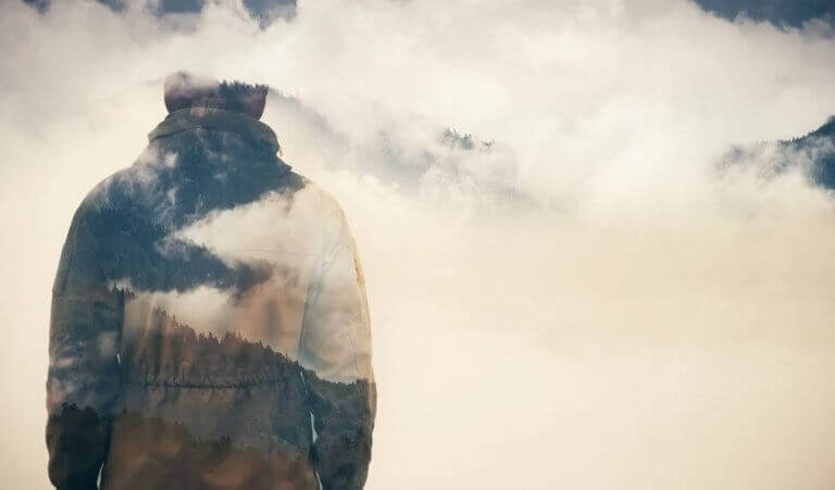 Mann, der an Angstzuständen leidet, im Wolkenmeer