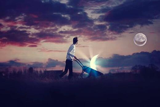 Mann mit Schubkarre fährt ein Stück Mond umher