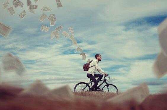 Mann verliert Blätter beim Fahrradfahren