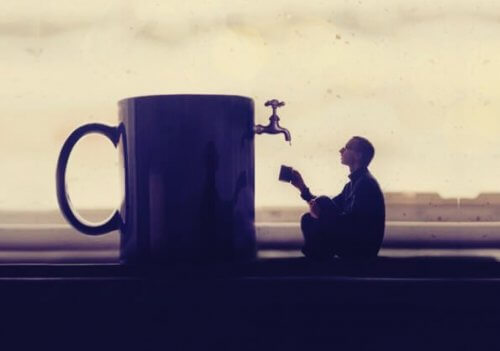 Ein Mann wartet auf Wasser aus einer überdimensionierten Tasse.