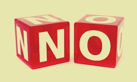 Würfel, die das englische Wort NO zeigen