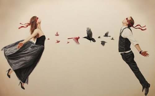 Paar mit verbundenen Augen streckt sich die Brust entgegen