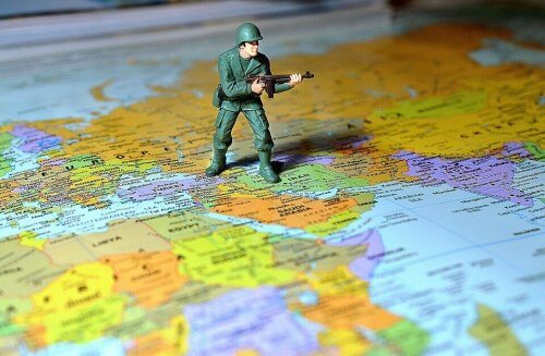 Plastiksoldat auf einer Landkarte