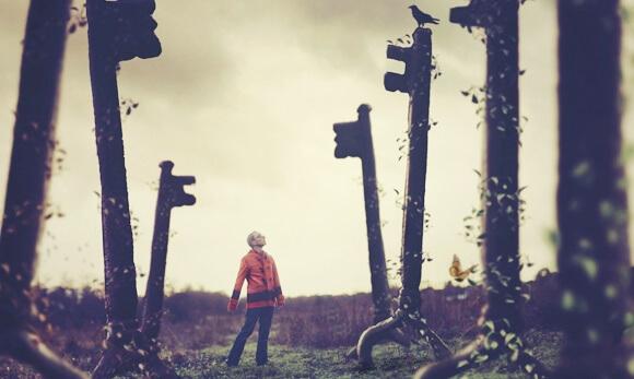 Mann umgeben von vielen großen Schlüsseln