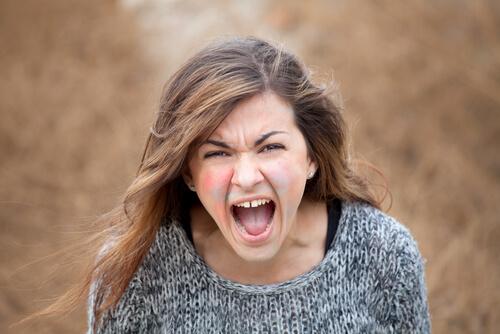 Eine Frau schreit ihren Ärger wütend hinaus. 
