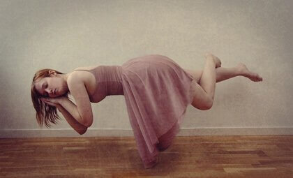 Schwebendes, schlafendes Mädchen