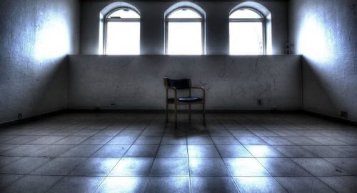 Stuhl in leerem Raum