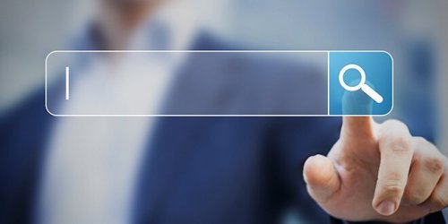 Ein Mann nutzt eine Suchmaschine.