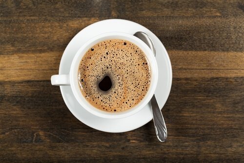 Eine Tasse Kaffee, die auf einem Tisch steht