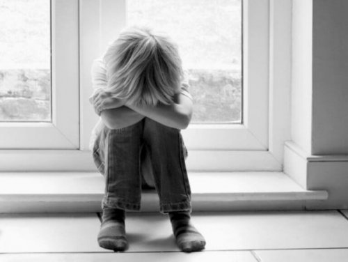 Trauriges Kind leidet unter unbewusstem Narzissmus