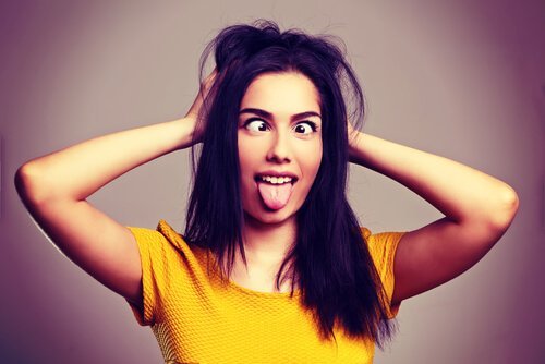 Frau, die sich zum Narren macht