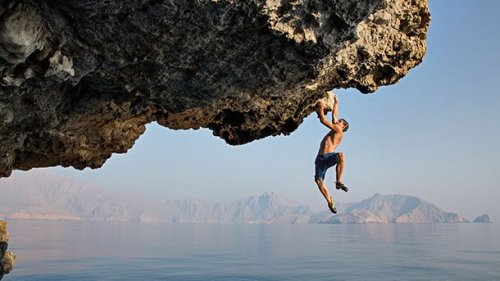Alex Honnold klettert einen Überhang.
