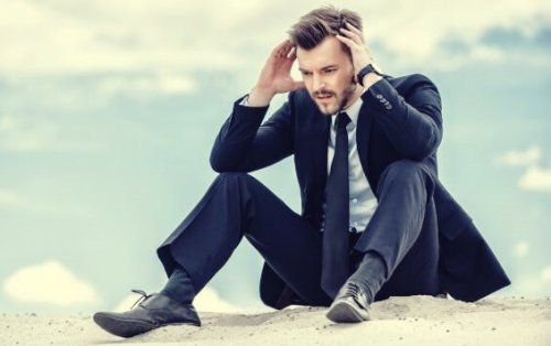 Ein Anzugträger hat psychische Probleme.