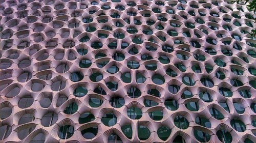 Fassade eines Gebäudes, das als Muster Waben aufweist