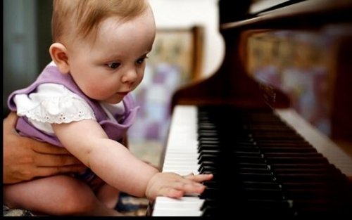 Baby spielt Klavier