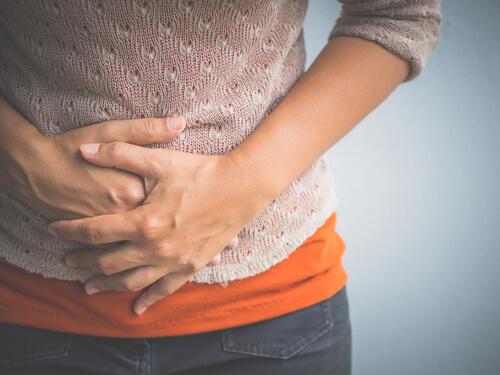 Bauchschmerzen sind ein Symptom während der Phasen des Menstruationszyklus. 