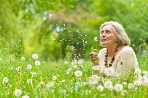 Ältere Frau mit Pusteblumen