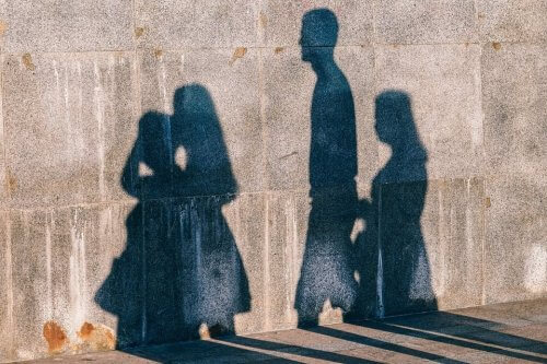 Schatten einer Familie ist auf Wand zu sehen.