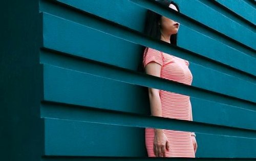 Frau in Lamellenfassade