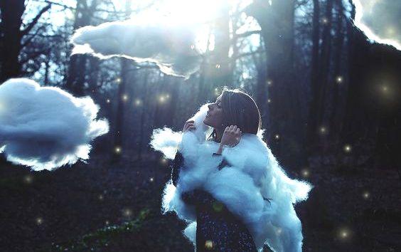 Frau, die in Wolken gehüllt ist