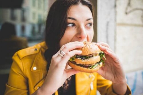 Frau isst einen Burger