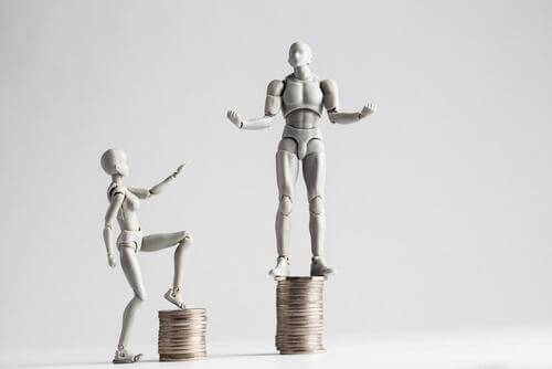 Eine männliche und weibliche Figur, die auf Münzen stehen; der Münzhaufen, auf dem die männliche Figur steht ist größer.