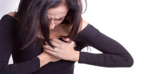 Frau mit Brustschmerzen