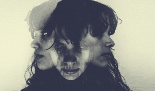 Frau mit drei Gesichtern