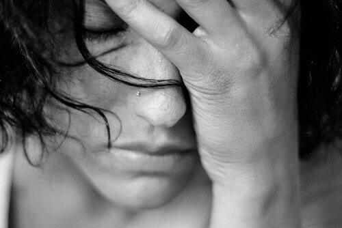 Frau wirkt erschöpft