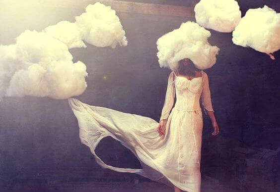 Frau mit Wolken auf dem Kopf