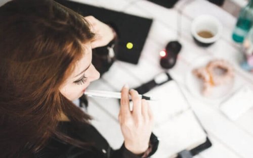 Eine Büroangestellte macht sich Gedanken.