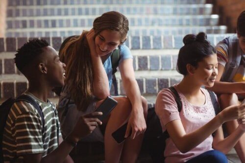 Freunde reden miteinander.