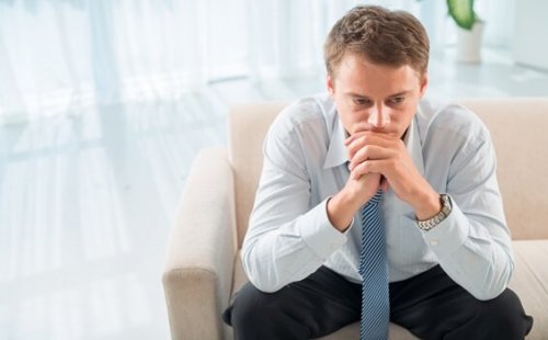 Mann fragt sich, warum seine Psychotherapie fehlgeschlagen ist
