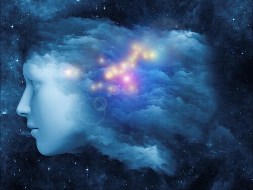 Das Gesicht einer Frau, das sich in einer Wolke spiegelt und von Sternen beleuchtet wird