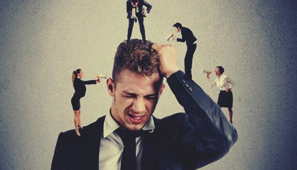 Mann wird durch Mikroaggressionen angegriffen