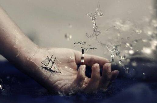 Schiff und Leuchtturm auf einer Hand