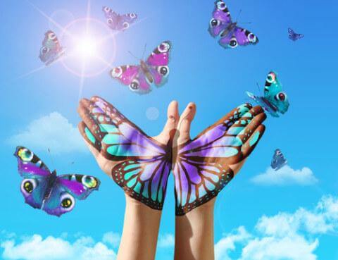 Schmetterlinge vor ausgebreiteten Händen