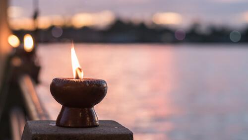 Kerze an einem See