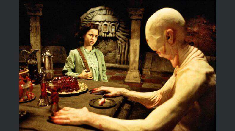 Kind, das mit einem Monster bei Tisch sitzt