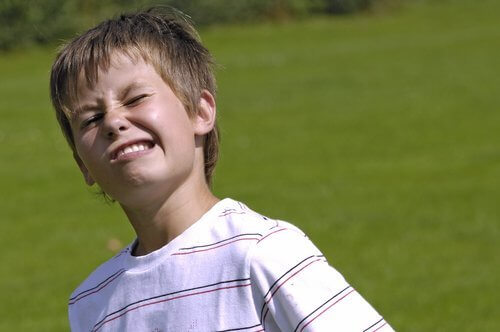 Ein Kind zeigt ein Symptom des Tourette-Syndroms.