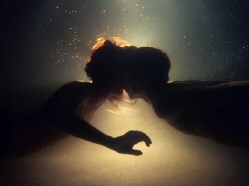Paar küsst sich unter Wasser
