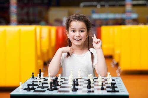 Glückliches Mädchen spielt Schach