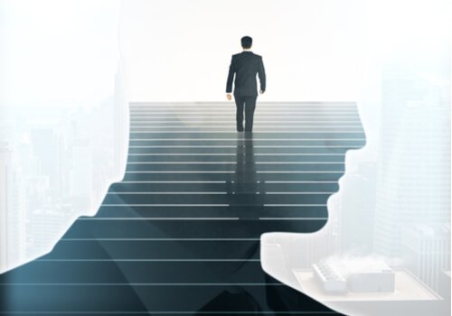 Mann geht eine Treppe hinauf