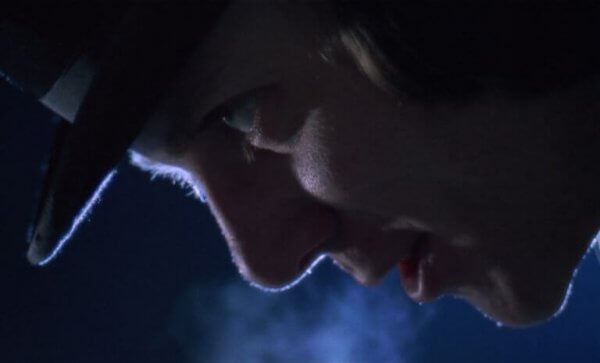 Nahaufnahme, die Alex aus "Uhrwerk Orange" zeigt, wie er auf den Boden schaut