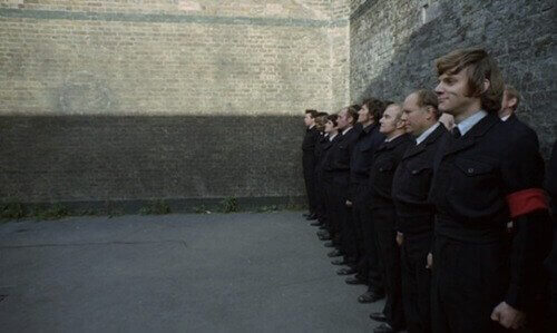 Eine Filmszene aus "Uhrwerk Orange", in der Alex im Gefängnis zum Appell antreten muss.