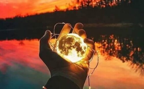 Mond in der Hand